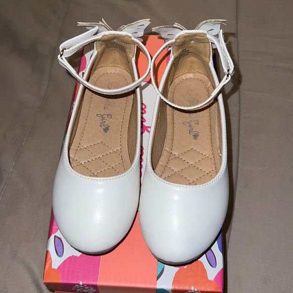 White babydoll styled butterfly shoes - Picture 1 of 3
